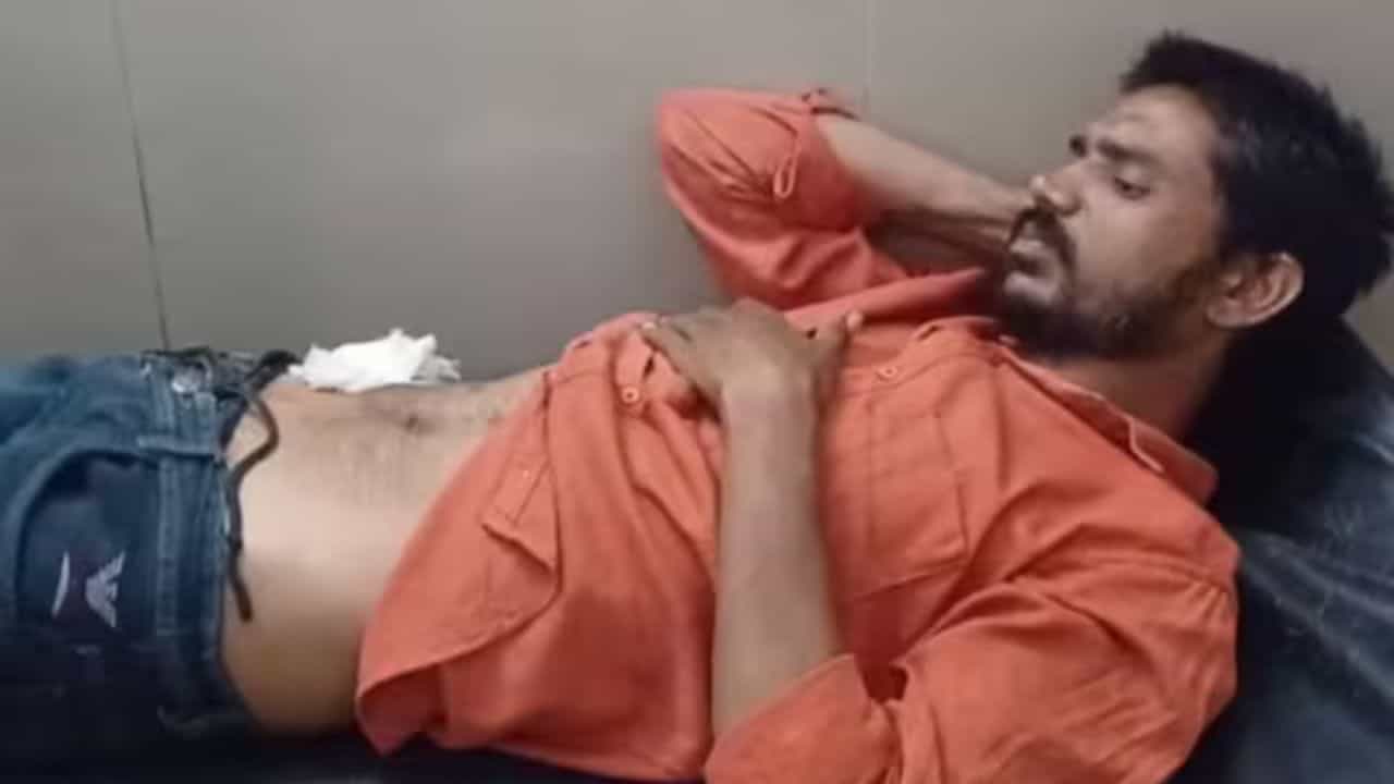 Uttar Pradesh: ডাক্তারের ওষুধে কাজ হয়নি, YouTube দেখে নিজের পেট নিজেই কেটে ফেললেন যুবক, করলেন ১১টা সেলাইও! তারপর.. Uttar Pradesh: ডাক্তারের ওষুধে কাজ হয়নি, YouTube দেখে নিজের পেট নিজেই কেটে ফেললেন যুবক, করলেন ১১টা সেলাইও! তারপর..