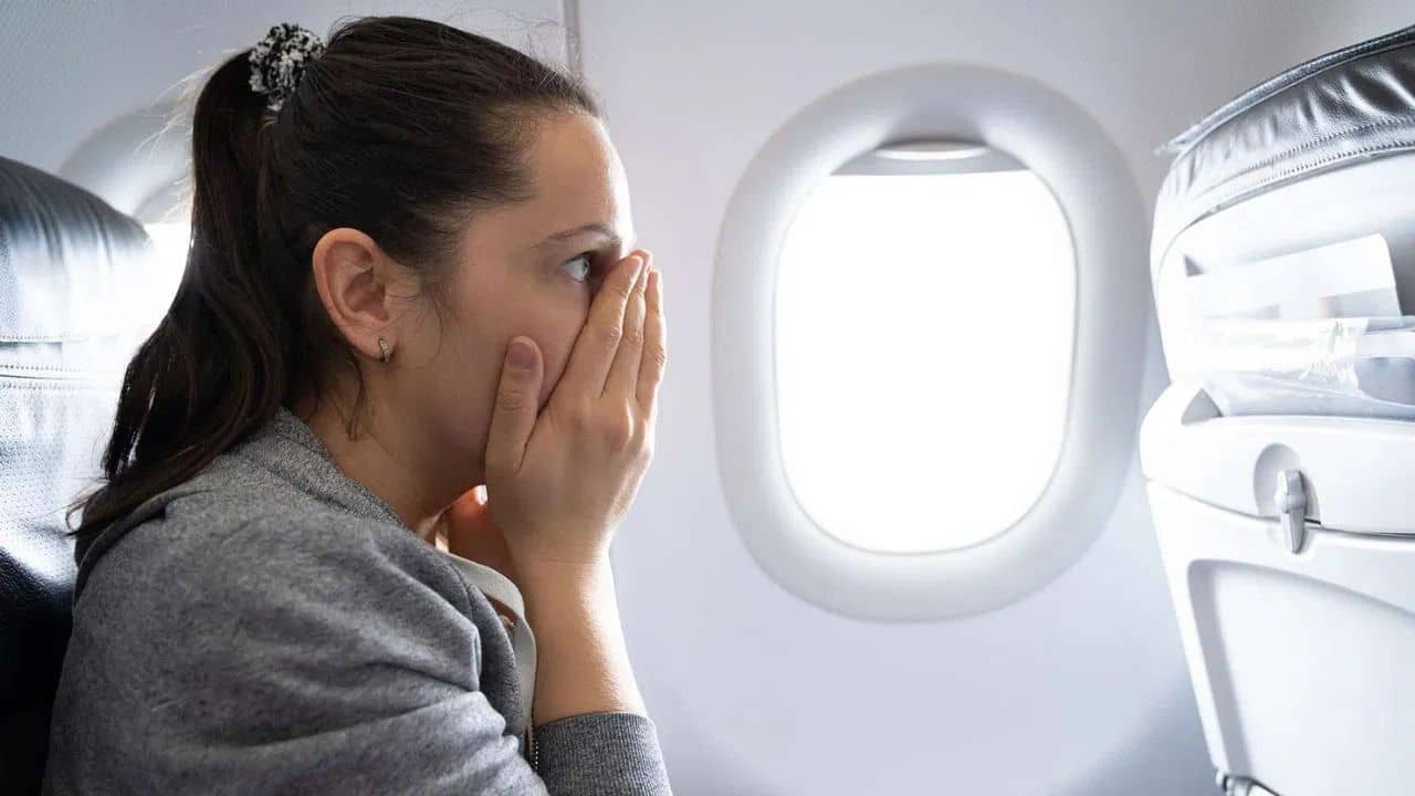 Bizarre: পাদকর্মের চোটে বেসামাল বিমান! তড়িঘড়ি নামিয়ে দেওয়া হল যাত্রীকে