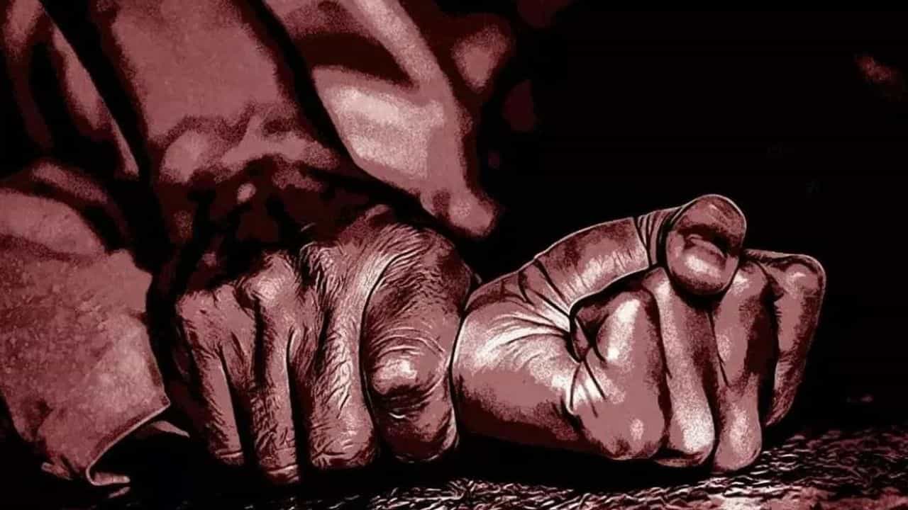 Physical Harassment: উল্টোডাঙায় বাউল শিল্পীকে ধর্ষণের দায়ে ৭ বছরের কারাদণ্ড Physical Harassment: উল্টোডাঙায় বাউল শিল্পীকে ধর্ষণের দায়ে ৭ বছরের কারাদণ্ড