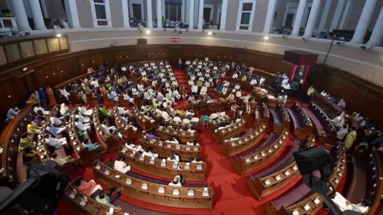West Bengal New Bill: পানশালায় চাকরি পাবে মেয়েরাও, রাজ্যের বিধানসভায় পাস বড় বিল