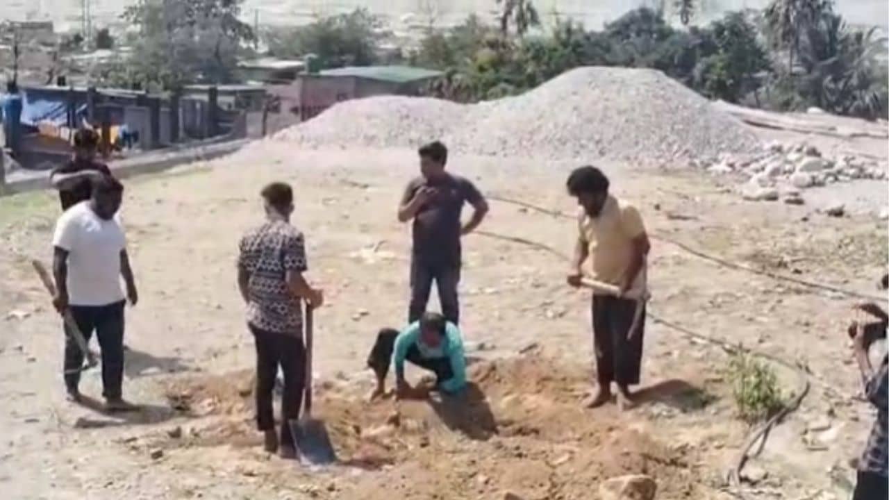 Alipurduar: প্রায় ২ বছর পর কবর থেকে তোলা হল আসমদের দেহ!