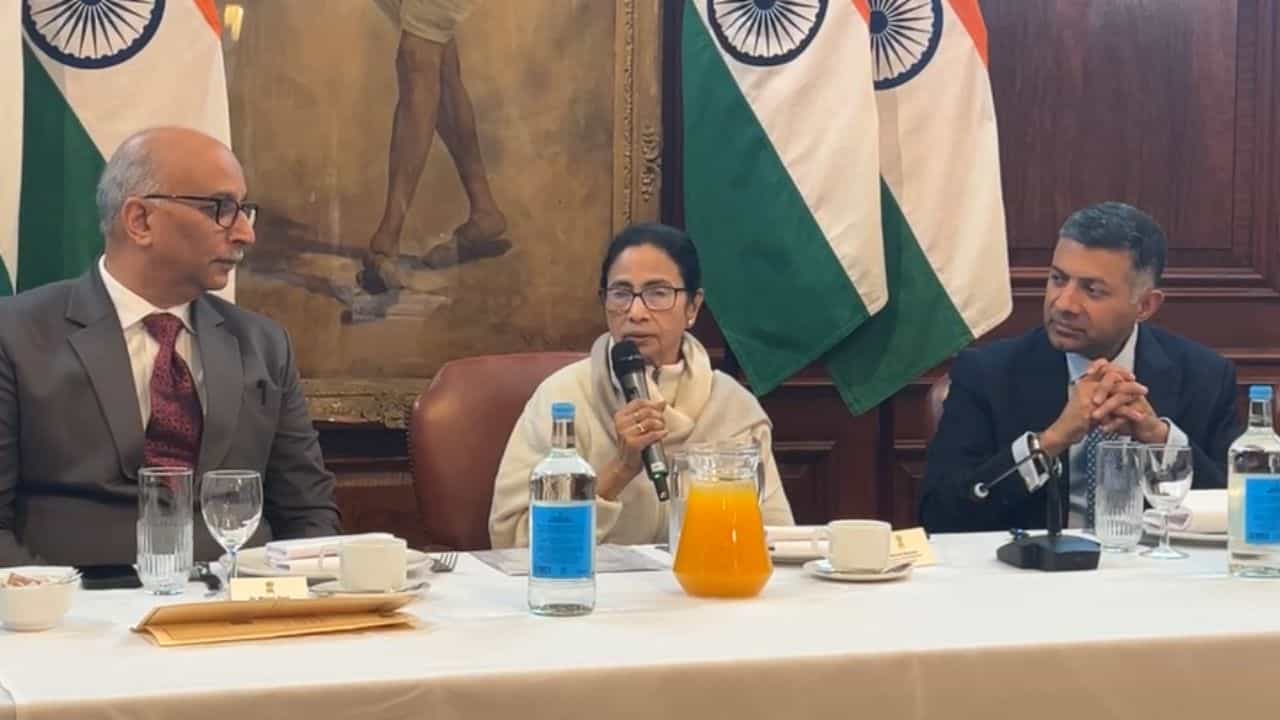 CM Mamata Banerjee in London: 'কলকাতা-লন্ডন উড়ান চাই', বিলেতের মাটিতে আর্জি মমতার CM Mamata Banerjee in London: 'কলকাতা-লন্ডন উড়ান চাই', বিলেতের মাটিতে আর্জি মমতার