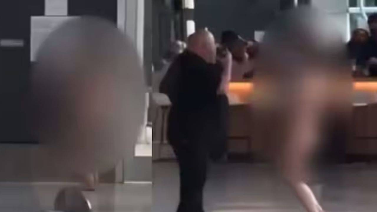 Viral Video: নগ্ন হয়ে বিমানবন্দরে উন্মত্ত নাচ, পেন্সিল দিয়ে আঘাত রেস্তোরাঁর ম্যানেজারকে! দেবী শুক্রের কান্ড কারখানার ভিডিয়ো দেখলে চোখ কপালে উঠবে