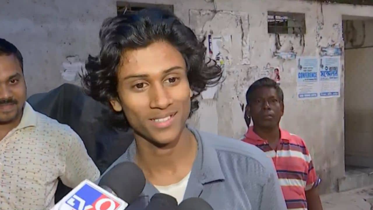 Virat Kohli: পা ছুঁয়ে প্রণামের সময় বিরাট বলেছিলেন সেই কথাটা! জামিন পেয়ে বললেন ঋতুপর্ণ