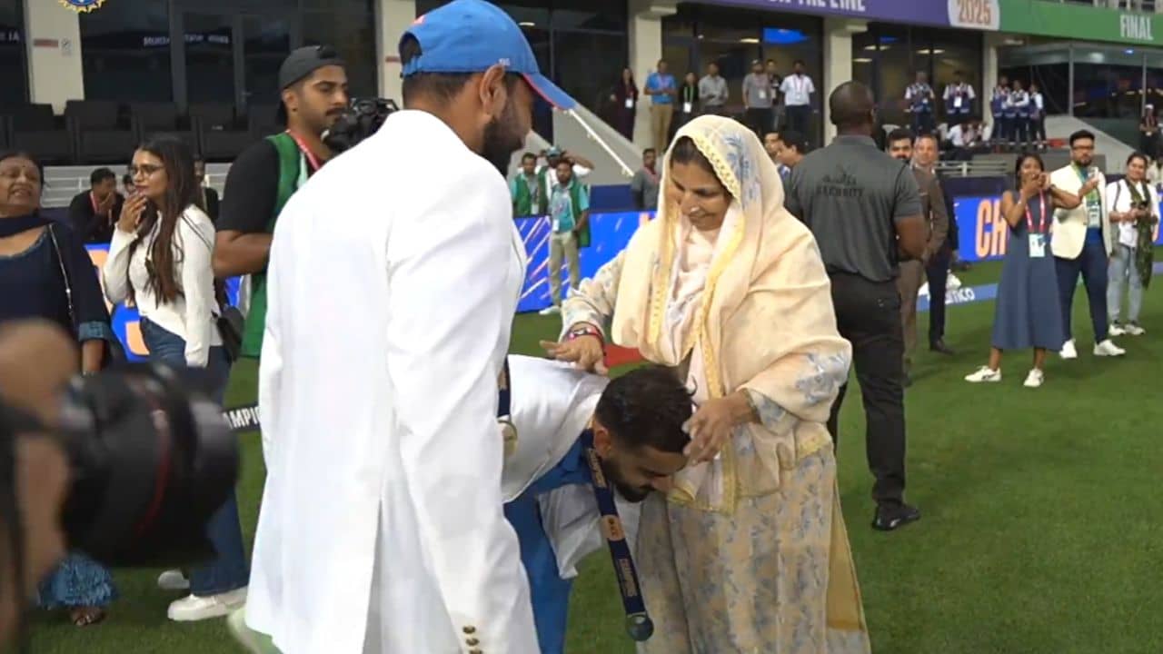 Virat-Shami: ভিডিয়ো: সবার উপরে... সামির মাকে দেখেই পায়ে হাত দিয়ে প্রণাম বিরাট কোহলির