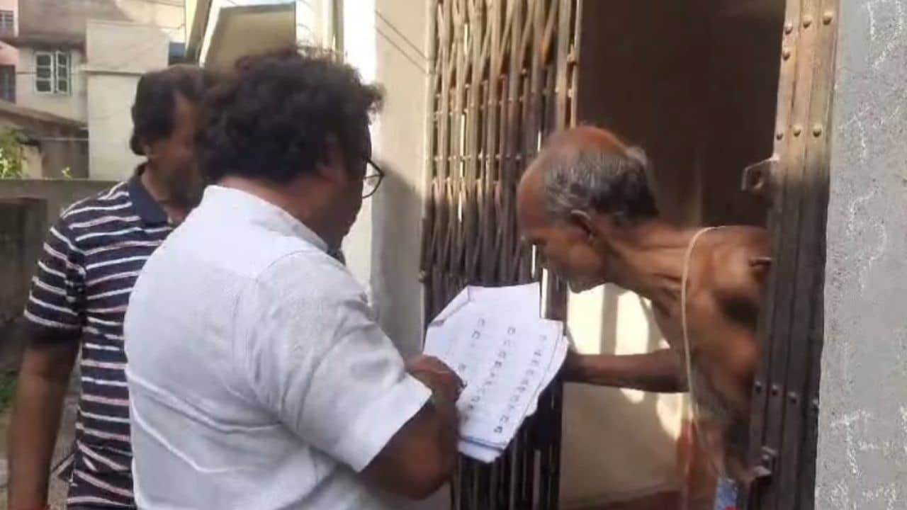 Voter List: মরে ভূত হয়েছেন ১৬ বছর আগে,তবে ভোটার তালিকায় জীবিত শ্রীরামপুরের শেখর সাউ