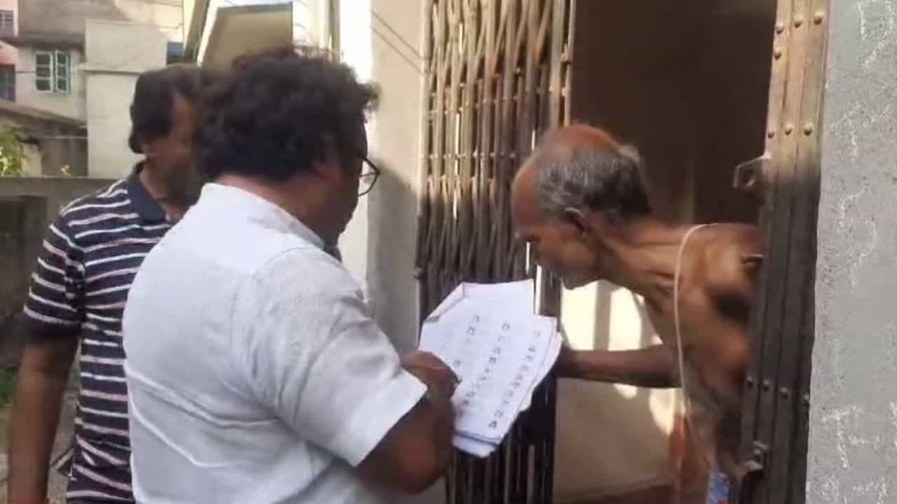 Voter List: মরে ভূত হয়েছেন ১৬ বছর আগে,তবে ভোটার তালিকায় জীবিত শ্রীরামপুরের শেখর সাউ Voter List: মরে ভূত হয়েছেন ১৬ বছর আগে,তবে ভোটার তালিকায় জীবিত শ্রীরামপুরের শেখর সাউ