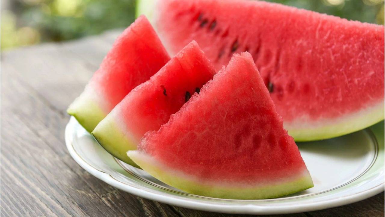 Watermelon: তরমুজের সাদা অংশ ফেলে দেন? এটা খেলে শরীরে কী কী হতে পারে জানেন?