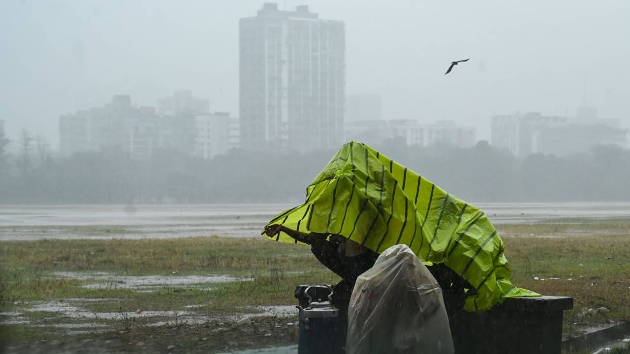 Monsoon in Bengal: শক্তি বাড়িয়ে বর্ষার পথে বাধা দিচ্ছে নিম্নচাপ? কী বলছে আবহাওয়া দফতর