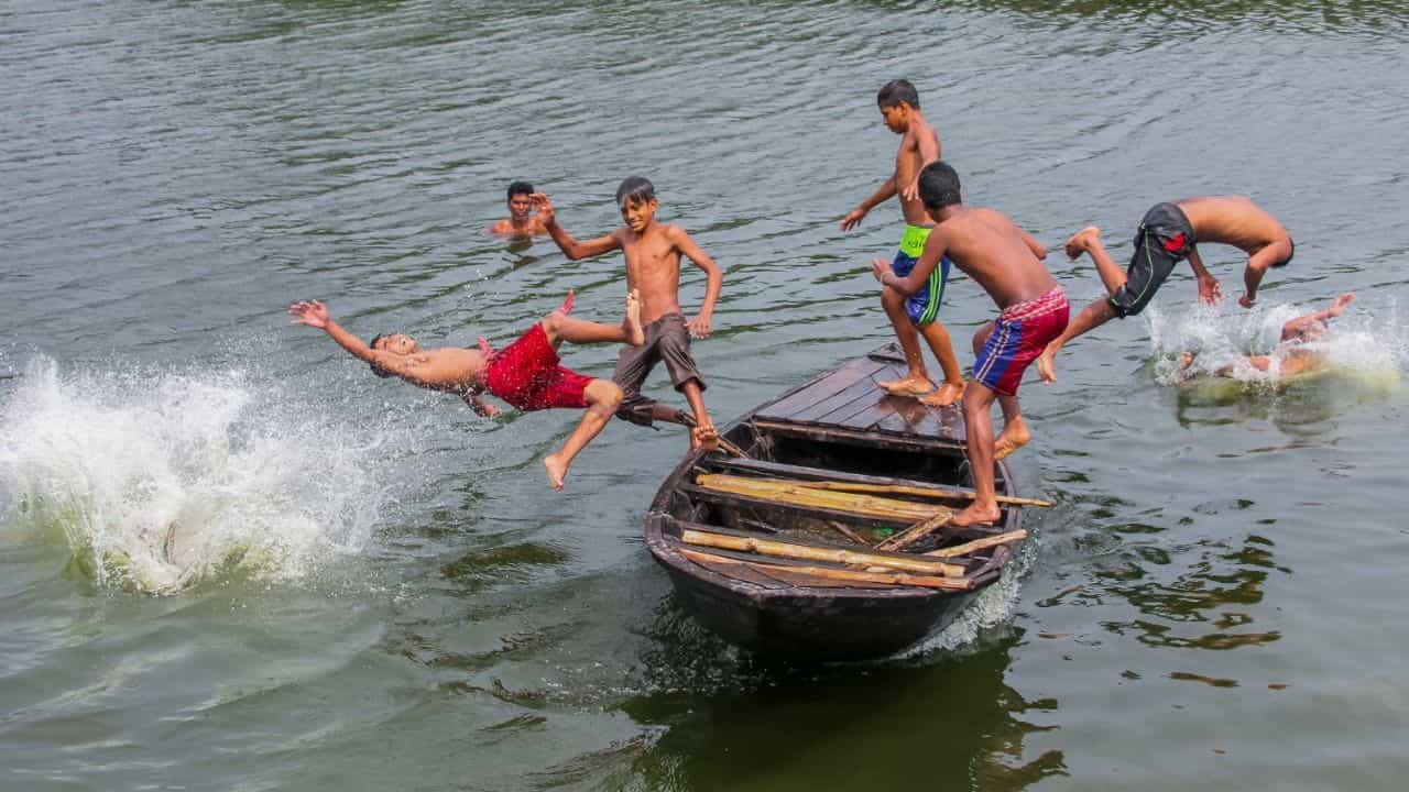 Weather Latest Update: ৪০ ডিগ্রিতে পৌঁছবে যাবে তাপমাত্রা, শনিবার থেকেই তাপপ্রবাহের সতর্কতা Weather Latest Update: ৪০ ডিগ্রিতে পৌঁছবে যাবে তাপমাত্রা, শনিবার থেকেই তাপপ্রবাহের সতর্কতা