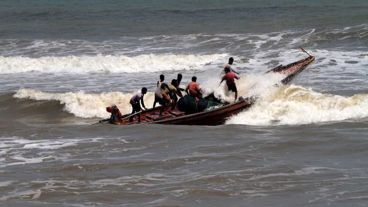 Kalbaisakhi: চোখ পাকিয়ে ধেয়ে আসছে কালবৈশাখী, ৭ জেলার জন্য বড় আপডেট দিল হাওয়া অফিস Kalbaisakhi: চোখ পাকিয়ে ধেয়ে আসছে কালবৈশাখী, ৭ জেলার জন্য বড় আপডেট দিল হাওয়া অফিস