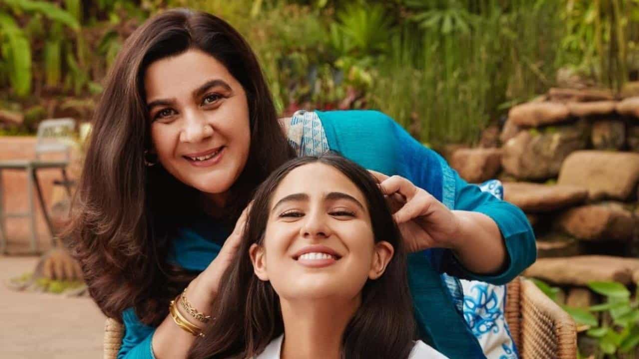 সইফ ভেঙেছে সম্পর্ক, মেয়ে ক'টা টাকার জন্যে এভাবে অপমান করলেন মা অমৃতাকে? সইফ ভেঙেছে সম্পর্ক, মেয়ে ক'টা টাকার জন্যে এভাবে অপমান করলেন মা অমৃতাকে?