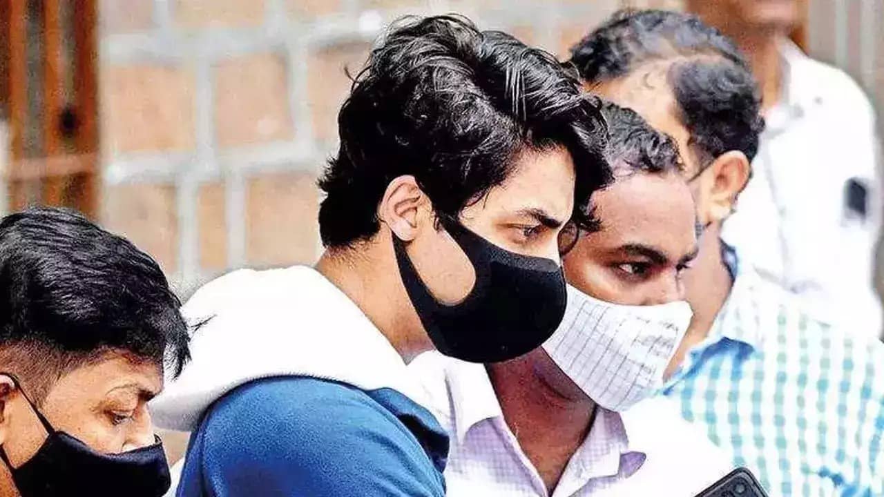 শাহরুখ-পুত্র আরিয়ানকে জেলের মধ্যে সিগারেট সাপ্লাই! সামনে এল বিরাট সত্য?