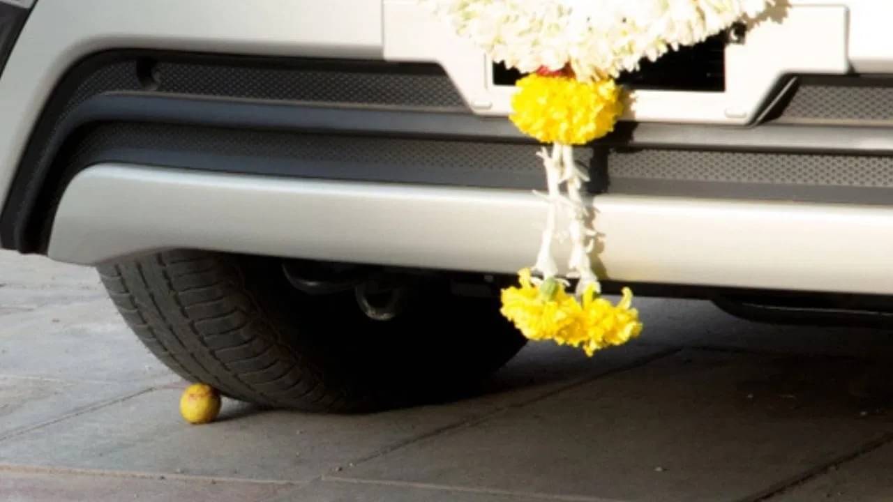 নতুন গাড়ির চাকার তলায় কেন রাখা হয় পাতিলেবু! আদৌ কি তা শুভ?