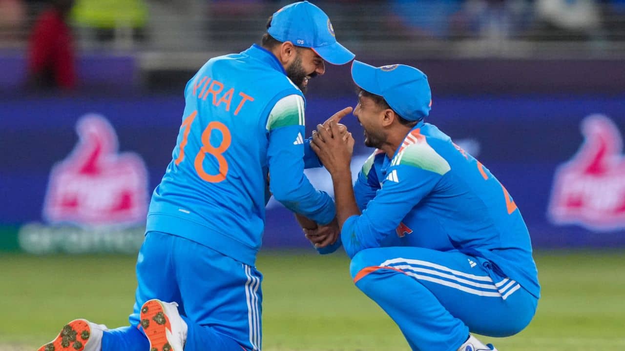 Virat Kohli-Axar Patel: এ কী কাণ্ড! ম্যাচের মাঝে হঠাৎ অক্ষরের পা ধরতে গেলেন বিরাট, তারপর...