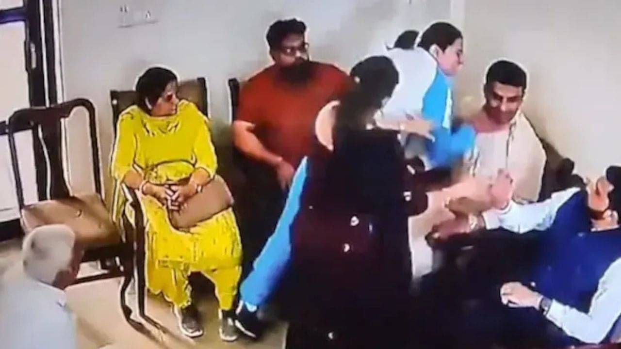 Viral Video:ডিভোর্সের মামলা চলছে, একটা শব্দ বলতেই থানাতেই বরকে দুমাদ্দুম পেটালেন বক্সার স্ত্রী!