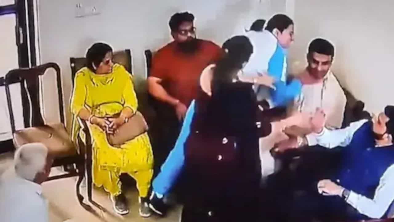 Viral Video:ডিভোর্সের মামলা চলছে, একটা শব্দ বলতেই থানাতেই বরকে দুমাদ্দুম পেটালেন বক্সার স্ত্রী! Viral Video:ডিভোর্সের মামলা চলছে, একটা শব্দ বলতেই থানাতেই বরকে দুমাদ্দুম পেটালেন বক্সার স্ত্রী!