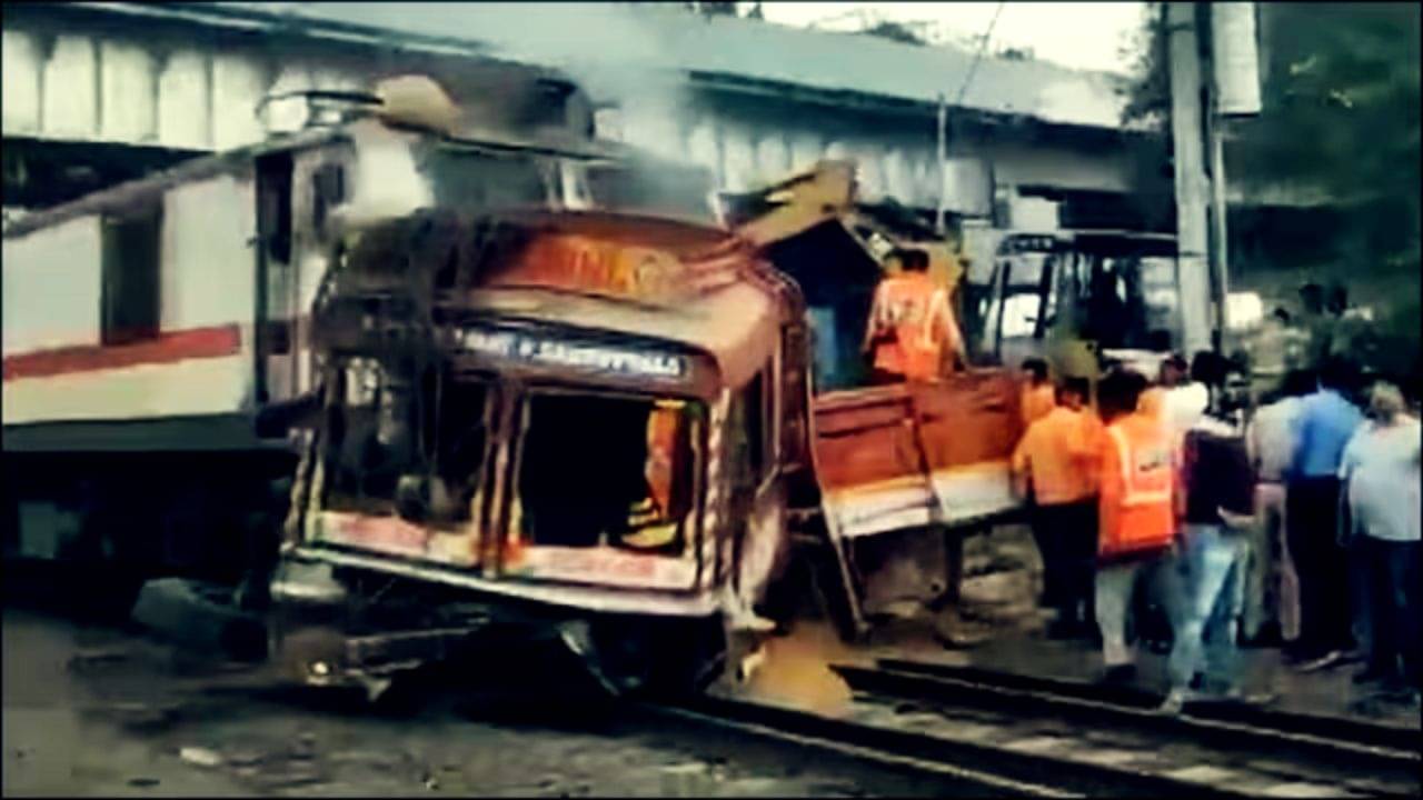 Train Collides With Truck: হোলির ভোরে রেল দুর্ঘটনা! ট্রাকের সঙ্গে সংঘর্ষে ট্রেন, উড়ে গেল গাড়ির চাকা