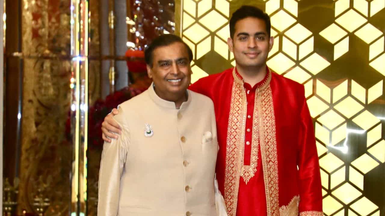 Mukesh Ambani: প্রতিদিন রাত ২টো পর্যন্ত কী করেন মুকেশ অম্বানী? 'সিক্রেট' ফাঁস করে দিলেন ছেলে আকাশই Mukesh Ambani: প্রতিদিন রাত ২টো পর্যন্ত কী করেন মুকেশ অম্বানী? 'সিক্রেট' ফাঁস করে দিলেন ছেলে আকাশই