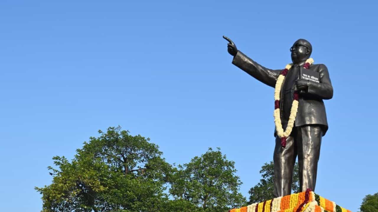 B R Ambedkar: 'নিখোঁজ' অম্বেডকর! গ্রামজুড়ে পড়ল ঢি, খবর গেল পুলিশে B R Ambedkar: 'নিখোঁজ' অম্বেডকর! গ্রামজুড়ে পড়ল ঢি, খবর গেল পুলিশে