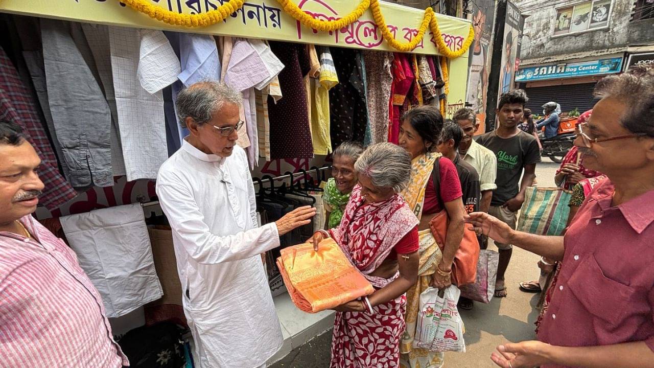 Baguiati: বিনামূল্যেই মিলবে জামাকাপড়, বাগুইআটিতে দুস্থদের জন্য বসল বিশেষ বাজার