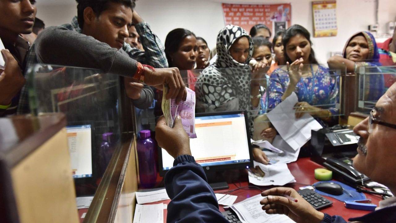 IndusInd Bank Share: টাকা রেখে নিশ্চিন্তে ছিলেন? দেশের এই বড় ব্যাঙ্কে দেড় হাজার কোটির গরমিল! মাথায় হাত লক্ষ লক্ষ গ্রাহকের