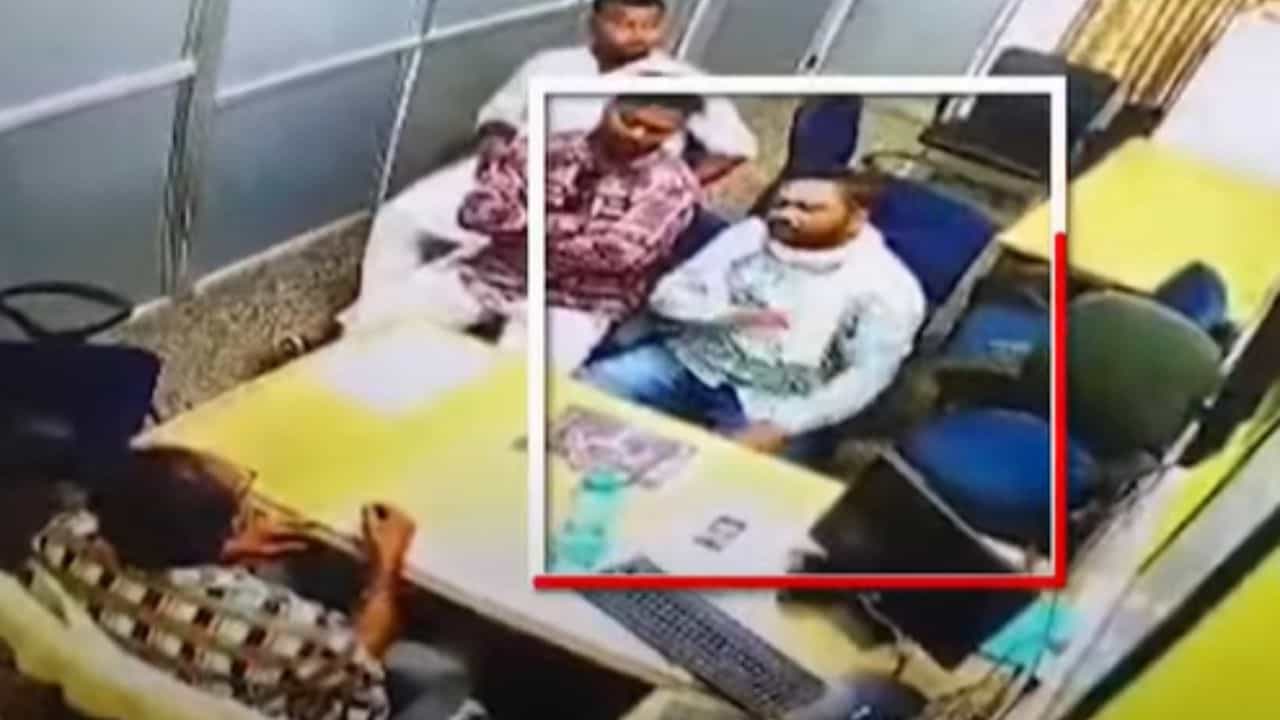 Birbhum: হাসপাতালে ঢুকে MSVP-কে 'হুমকি', রামপুরহাট মেডিক্যালে নেতার 'দাদাগিরি' Birbhum: হাসপাতালে ঢুকে MSVP-কে 'হুমকি', রামপুরহাট মেডিক্যালে নেতার 'দাদাগিরি'
