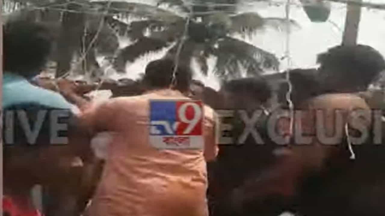 Birbhum: গ্রামের খেলা নিয়েই দু'দলের সংঘর্ষ, বাঁশ-লাঠি-লোহার রড নিয়ে 'হামলা' Birbhum: গ্রামের খেলা নিয়েই দু'দলের সংঘর্ষ, বাঁশ-লাঠি-লোহার রড নিয়ে 'হামলা'
