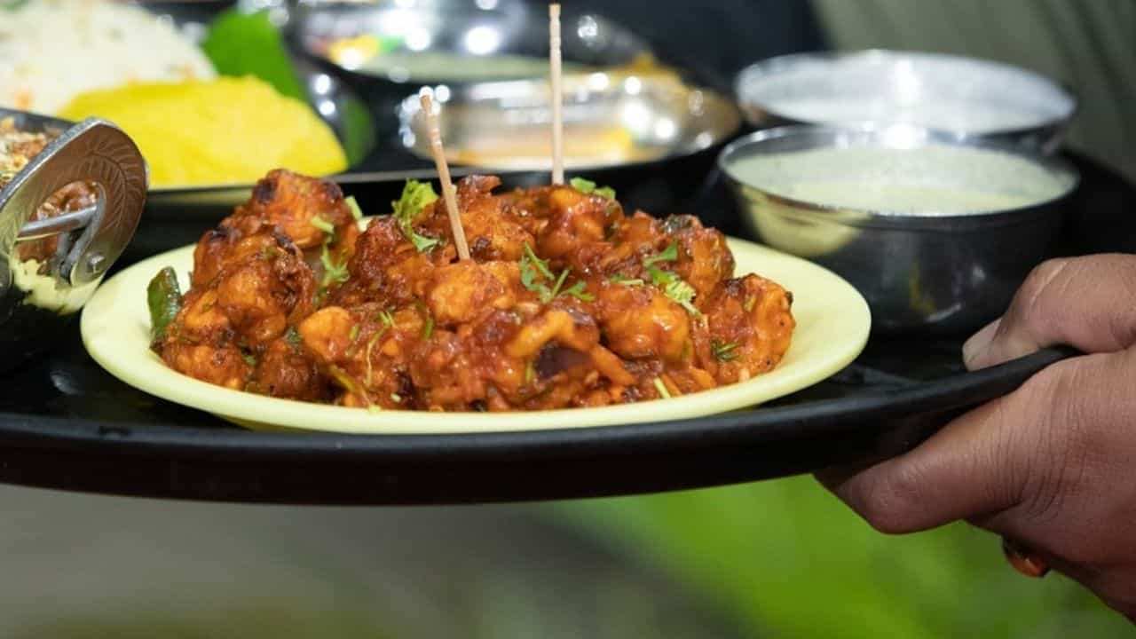 সবে চিকেন মাঞ্চুরিয়ানে কামড়টা বসিয়েছেন, মুখে ঠেকল লম্বা রবারের মতো কী একটা...তাকাতেই যা দেখলেন, শিরদাঁড়া দিয়ে বয়ে গেল হিমস্রোত সবে চিকেন মাঞ্চুরিয়ানে কামড়টা বসিয়েছেন, মুখে ঠেকল লম্বা রবারের মতো কী একটা...তাকাতেই যা দেখলেন, শিরদাঁড়া দিয়ে বয়ে গেল হিমস্রোত