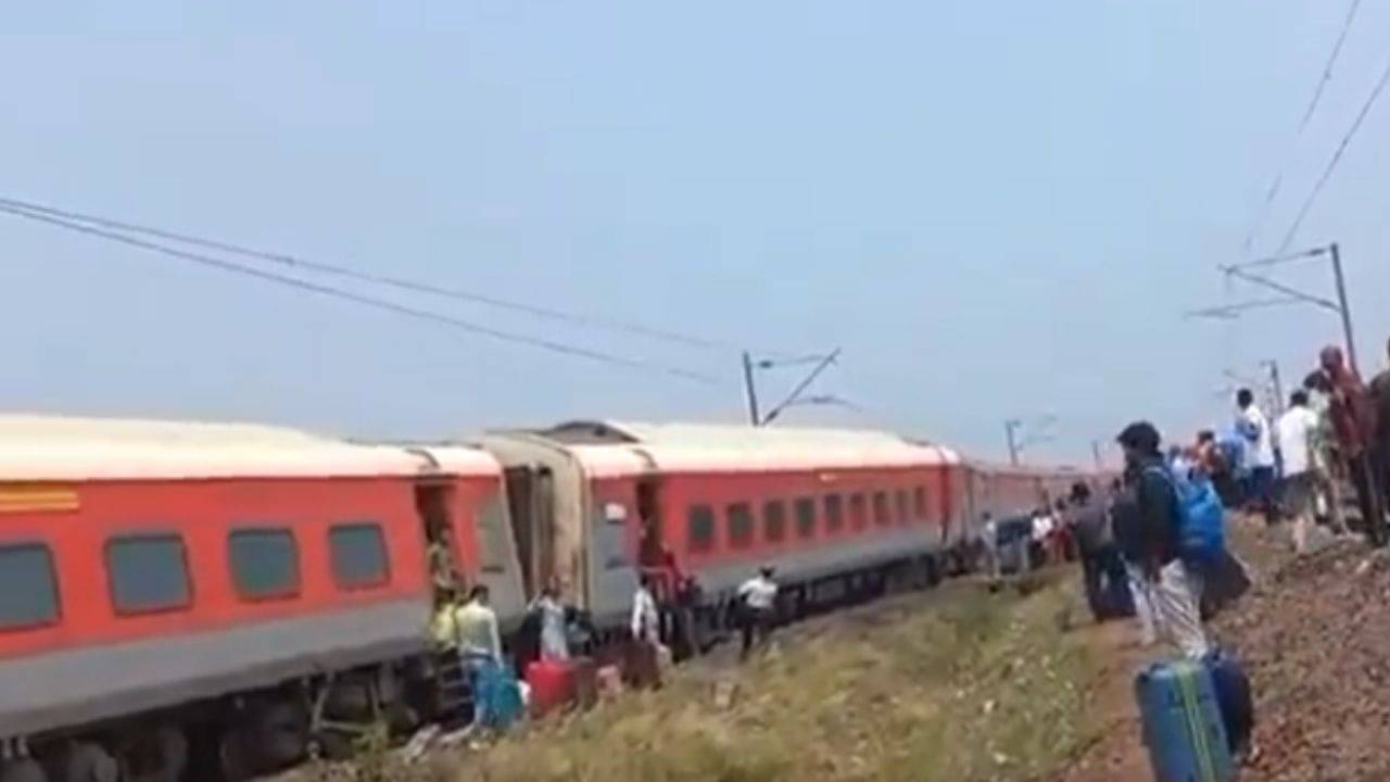 Train Derail: ফের বড়সড় ট্রেন দুর্ঘটনা, লাইনচ্যুত কামাক্ষ্য়া এক্সপ্রেসের ১১টি বগি