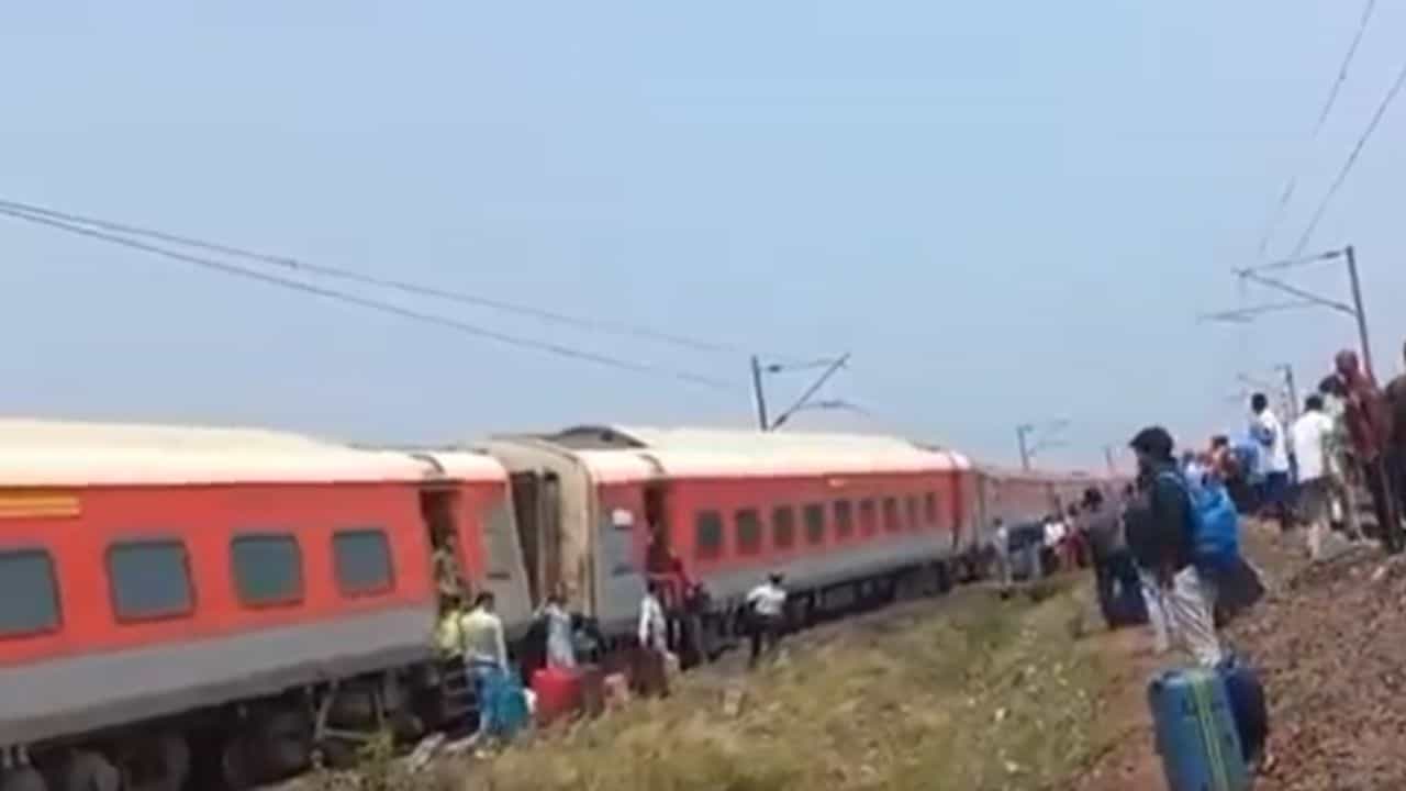 Train Derail: ফের বড়সড় ট্রেন দুর্ঘটনা, লাইনচ্যুত কামাক্ষ্য়া এক্সপ্রেসের ১১টি বগি