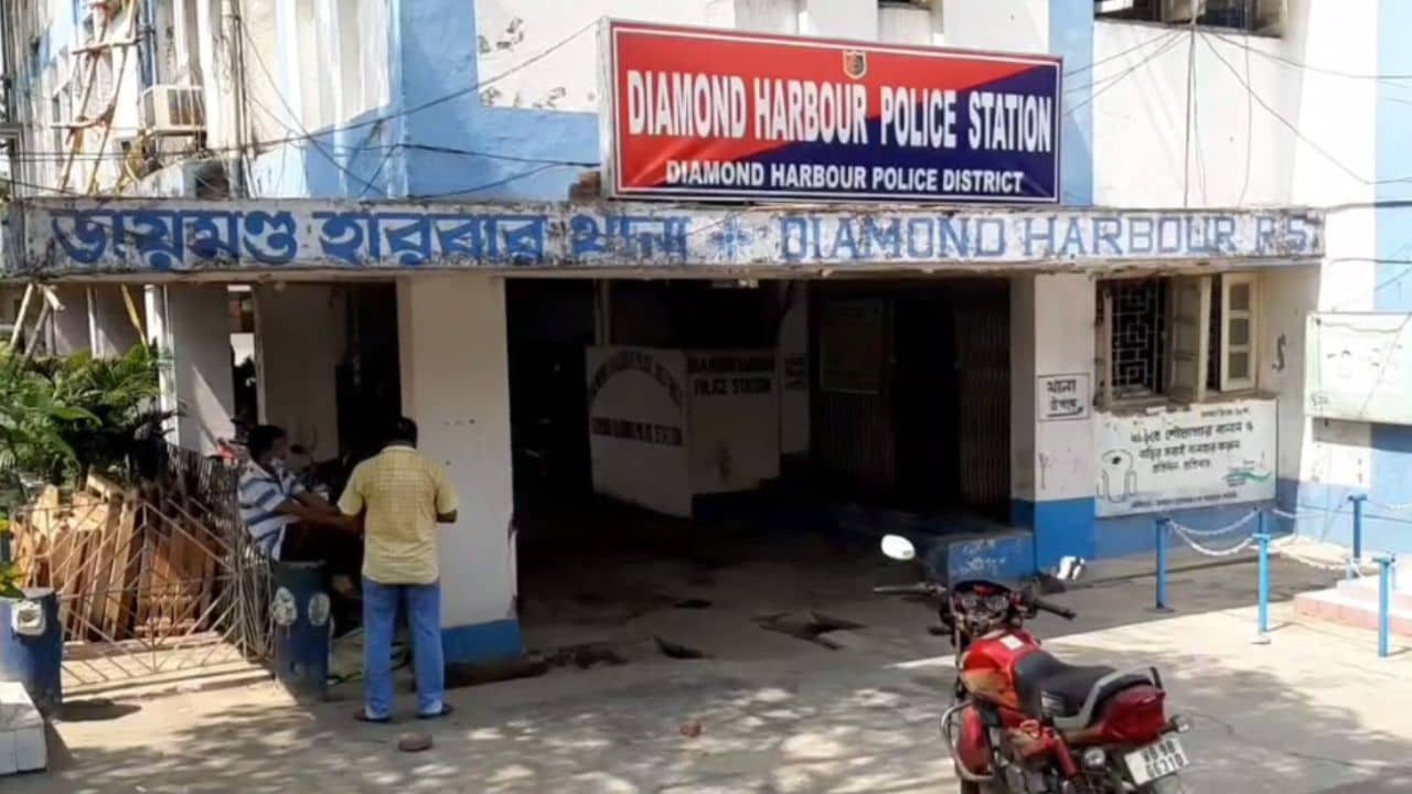 Deadbody Recover: ক্লাবের ছাদে পড়ে মহিলার দেহ, তুমুল হইচই