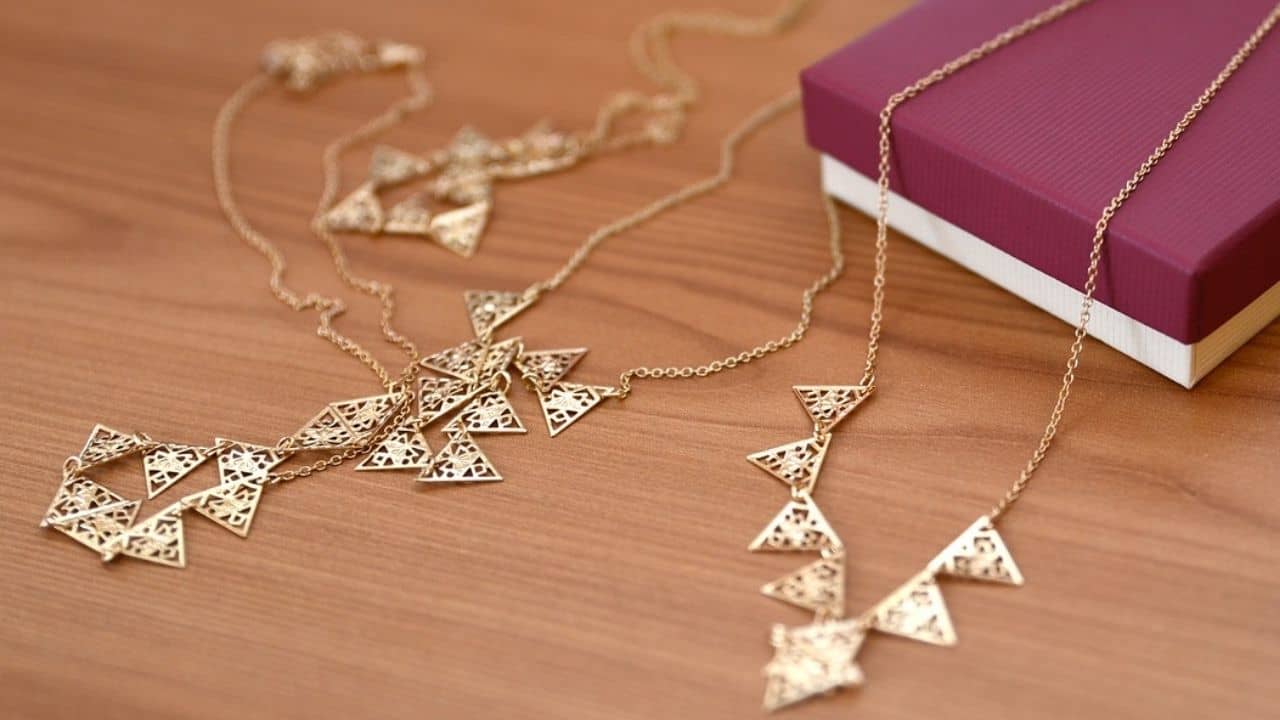 Gold Price Today: সোনাতেও চৈত্র সেল! একদিনেই ১৫০০ টাকা কমল দাম, এখনও অপেক্ষা করবেন?