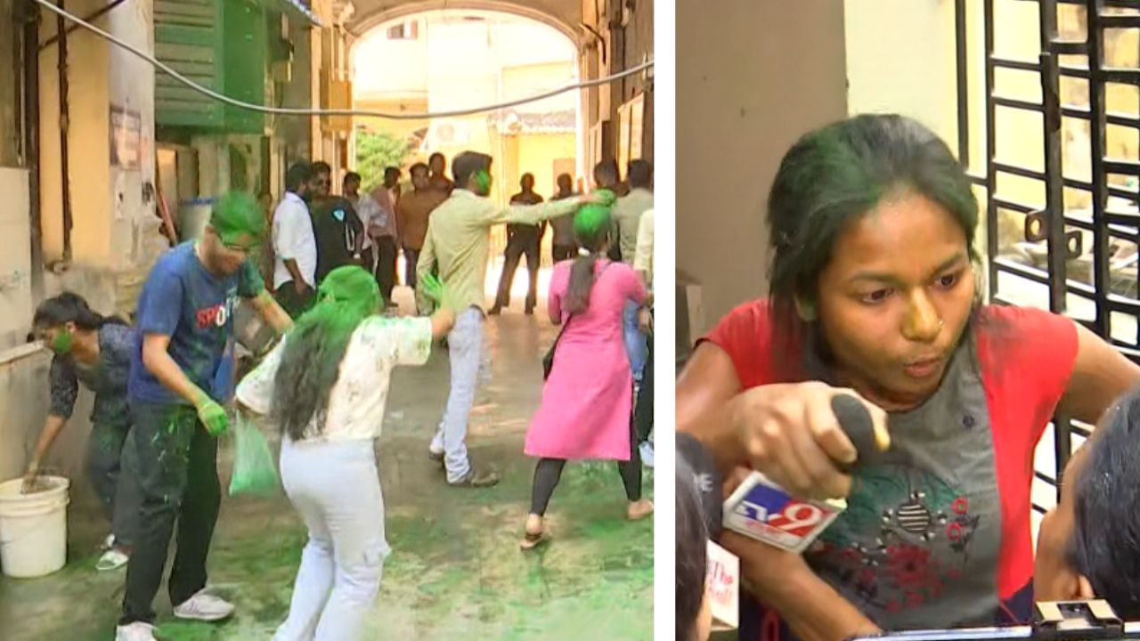 যোগেশ চন্দ্র ল কলেজে তীব্র উত্তেজনা। পড়ুয়াদের একাংশের অভিযোগ বহিরাগতরা তাঁদের জোর করে রং-জল মাখাচ্ছেন। ক্রমাগত আনাগোনা বেড়েছে বহিরাগতদের। সাব্বির আলির নির্দেশে তাঁদের ঘনিষ্ঠরা এই কাজ করেছে। দাপিয়ে বেড়াচ্ছে কলেজে।
