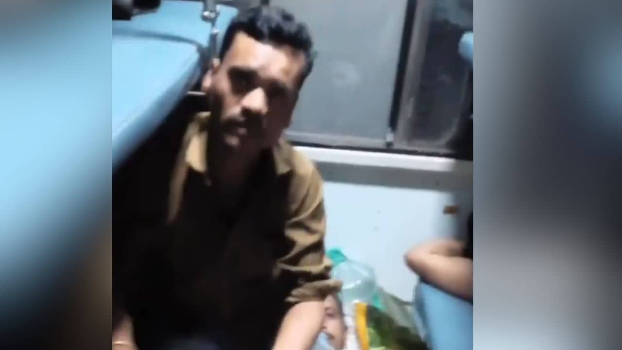 Kissing Viral Video: আমায় জোর করে চুমু খেয়ে নিল!, বউয়ের সামনেই ট্রেনে অচেনা পুরুষযাত্রীকে চুম্বন আরেক পুরুষের, বললেন, ভাল লেগেছে তাই...