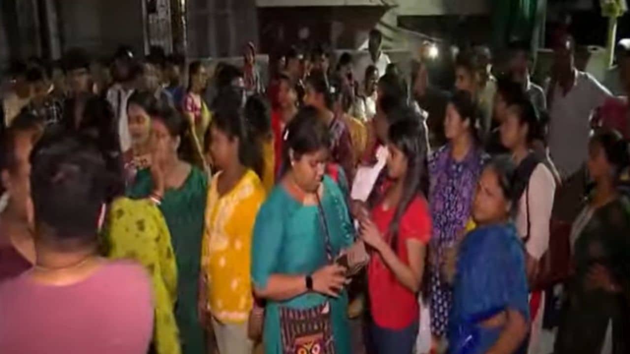 Kolkata: ললিপপের টোপ দিয়ে শিশুর হাতে ধরিয়ে দেয় প্রাইভেট পার্ট, নিগ্রহের অভিযোগে পারদ চড়ল কলকাতার নামী স্কুলে