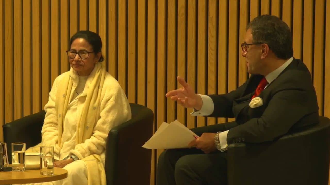 Mamata Banerjee in Oxford: বিশ্বের সর্ববৃহৎ অর্থনীতির দেশ হবে ভারত? অক্সফোর্ডের প্রশ্নে মমতা বললেন, ভিন্নমত রয়েছে...