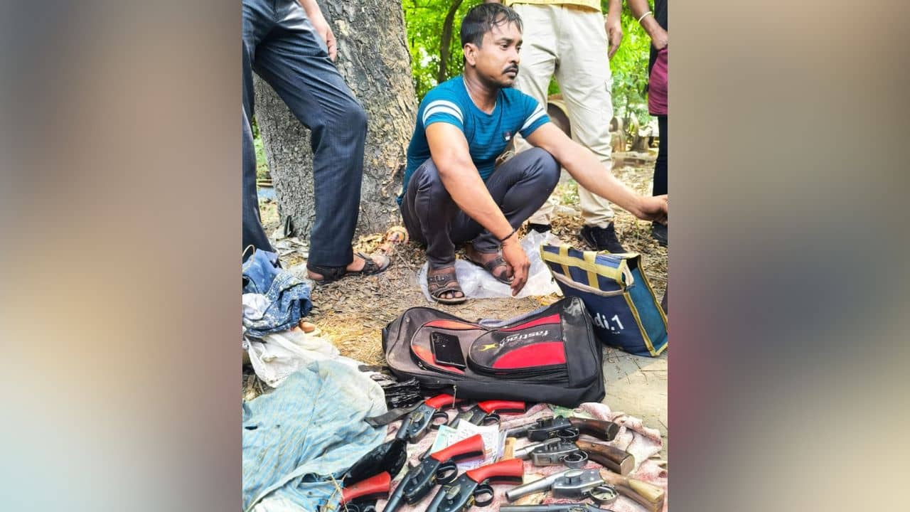 Hooghly: স্ত্রীকে ছেড়ে অন্য মহিলার সঙ্গে থাকেন, আগেও অস্ত্র মামলায় গ্রেফতার হয়েছিলেন আজিজ