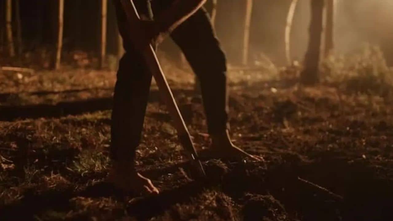 Crime: ভাড়াটের ফোনে স্ত্রীর ছবি, ৭ ফুট গর্ত খুঁড়ে যোগা শিক্ষককে জীবন্ত পুঁতল বাড়ির মালিক