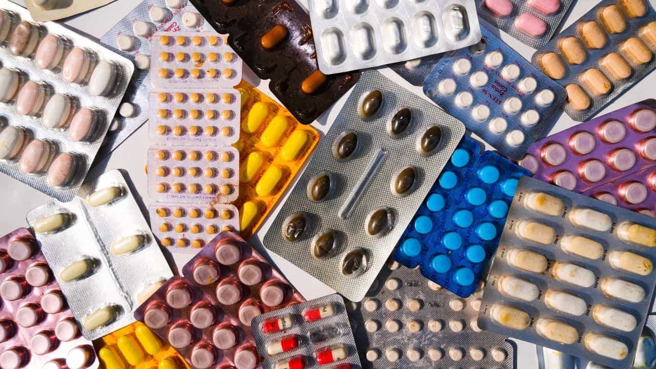 Fake Medicine: জ্বর-মাথা ব্যথায় 'আসল' প্যারাসিটামলই খাচ্ছেন? 'ফিক্সড ড্রাগ কম্বিনেশন' নিয়ে সতর্ক করছে কেন্দ্র Fake Medicine: জ্বর-মাথা ব্যথায় 'আসল' প্যারাসিটামলই খাচ্ছেন? 'ফিক্সড ড্রাগ কম্বিনেশন' নিয়ে সতর্ক করছে কেন্দ্র