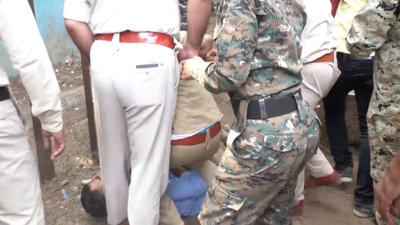 Student Strike: চলল লাথি-ঘুষি, আটক একাধিক! বাম ছাত্রদের ধর্মঘট তুলতে বিশ্ববিদ্যালয়ে অ্যাকশনে পুলিশবাহিনী