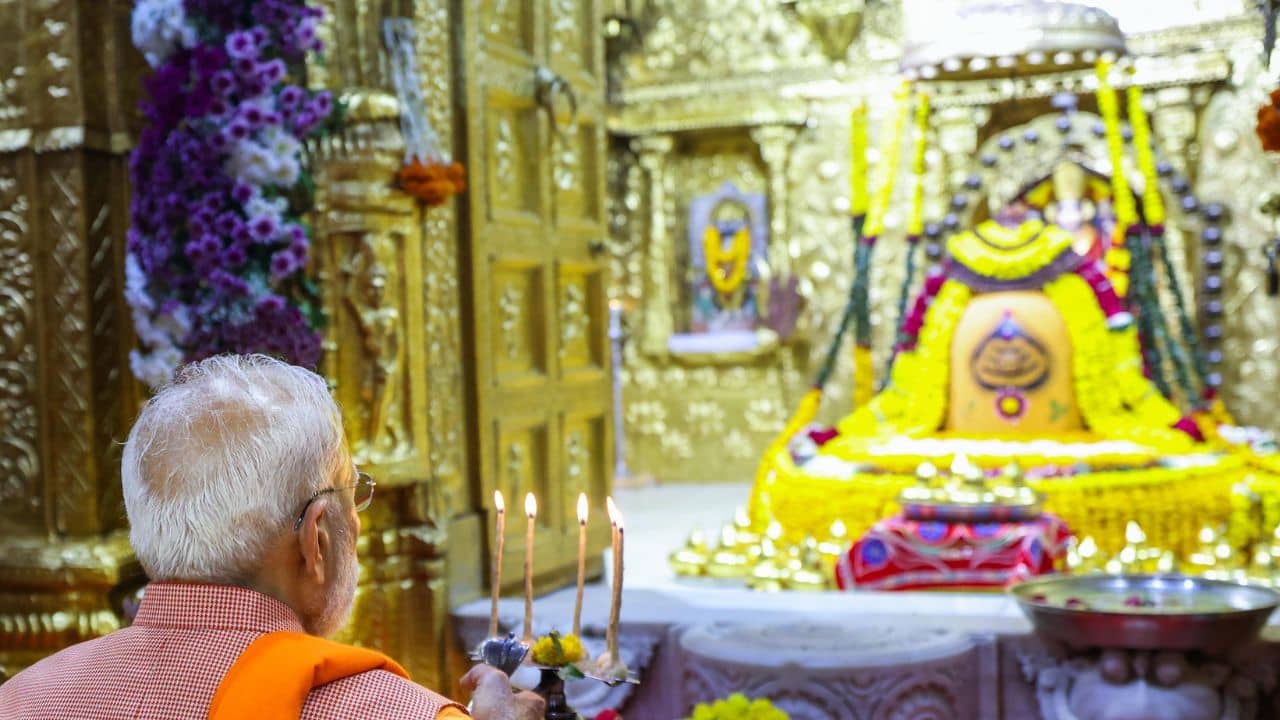 PM Modi in Somnath Temple: মহাকুম্ভে পুণ্যডুবের পর সোমনাথ মন্দির দর্শনে মোদী, দিলেন বিশেষ পুজো