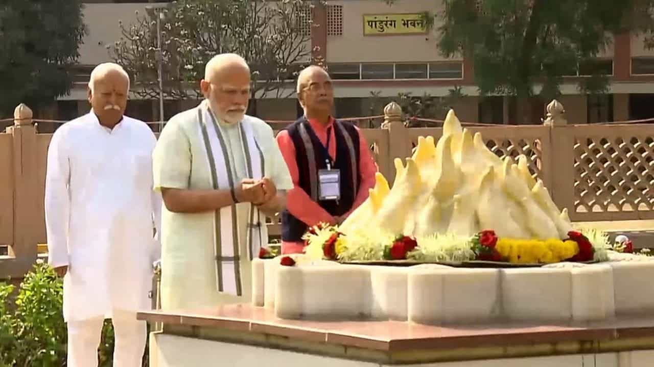 PM Modi in RSS Headquarters: এক যুগ পর RSS-এর নাগপুর দফতরে পা মোদীর, বৈঠকে বসতে পারেন সঙ্ঘ প্রধানের সঙ্গেও PM Modi in RSS Headquarters: এক যুগ পর RSS-এর নাগপুর দফতরে পা মোদীর, বৈঠকে বসতে পারেন সঙ্ঘ প্রধানের সঙ্গেও