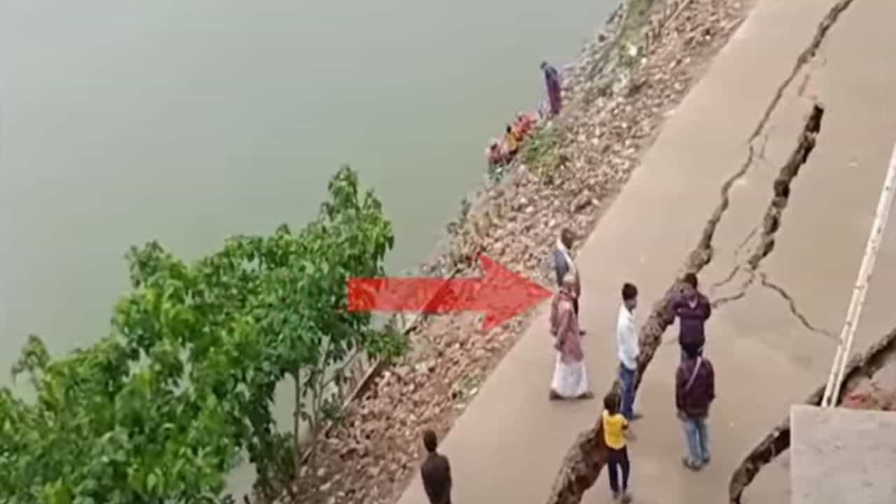 Ganges Erosion: তিনদিন ধরে নদীতে ঝুলছে রাস্তা, ইদের আগেই 'সব হারানোর' ভয়ে স্থানীয়রা Ganges Erosion: তিনদিন ধরে নদীতে ঝুলছে রাস্তা, ইদের আগেই 'সব হারানোর' ভয়ে স্থানীয়রা