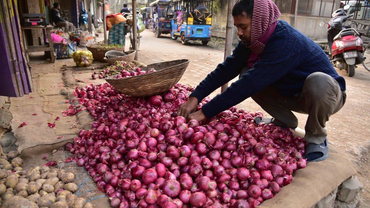 Onion Export Duty Scraps: আর কাঁদাবে না পেঁয়াজ, পয়লা এপ্রিল থেকেই ছিঁড়ে যাচ্ছে এই সরকারি বাঁধন