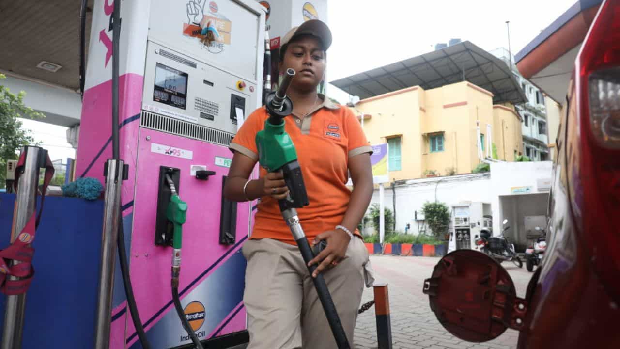 Petrol: গাড়িতে এই ত্রুটিটা থাকলেই ৩১ মার্চ থেকে আর মিলবে না পেট্রোল! জারি নতুন নিয়ম Petrol: গাড়িতে এই ত্রুটিটা থাকলেই ৩১ মার্চ থেকে আর মিলবে না পেট্রোল! জারি নতুন নিয়ম