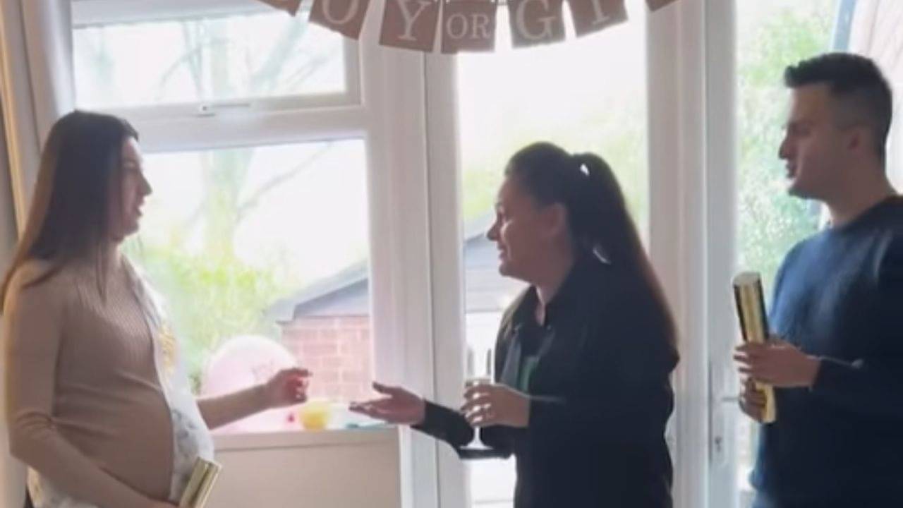 Viral Video: ছেলে হবে না মেয়ে, ঘোষণা করছিল বউমা, শাশুড়ি বলে উঠল আমিও প্রেগন্যান্ট! শুনে থ সবাই