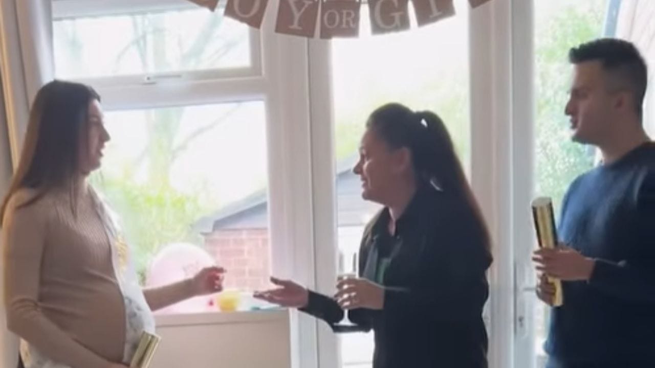 Viral Video: ছেলে হবে না মেয়ে, ঘোষণা করছিল বউমা, শাশুড়ি বলে উঠল 'আমিও প্রেগন্যান্ট'! শুনে থ সবাই Viral Video: ছেলে হবে না মেয়ে, ঘোষণা করছিল বউমা, শাশুড়ি বলে উঠল 'আমিও প্রেগন্যান্ট'! শুনে থ সবাই