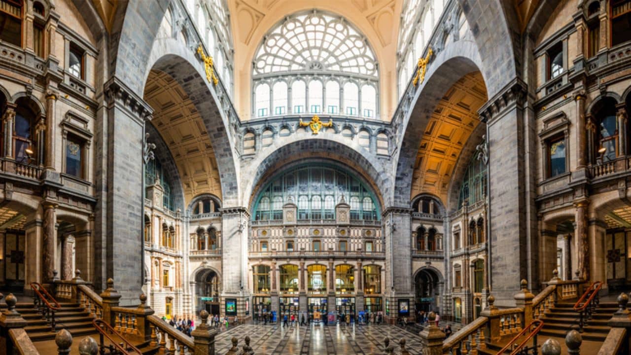 Indias Private Rail Station: এসি লাউঞ্জ থেকে ফুডকোর্ট, দেশের প্রথম বেসরকারি রেল স্টেশন যেন আশ্চর্য প্রদীপ