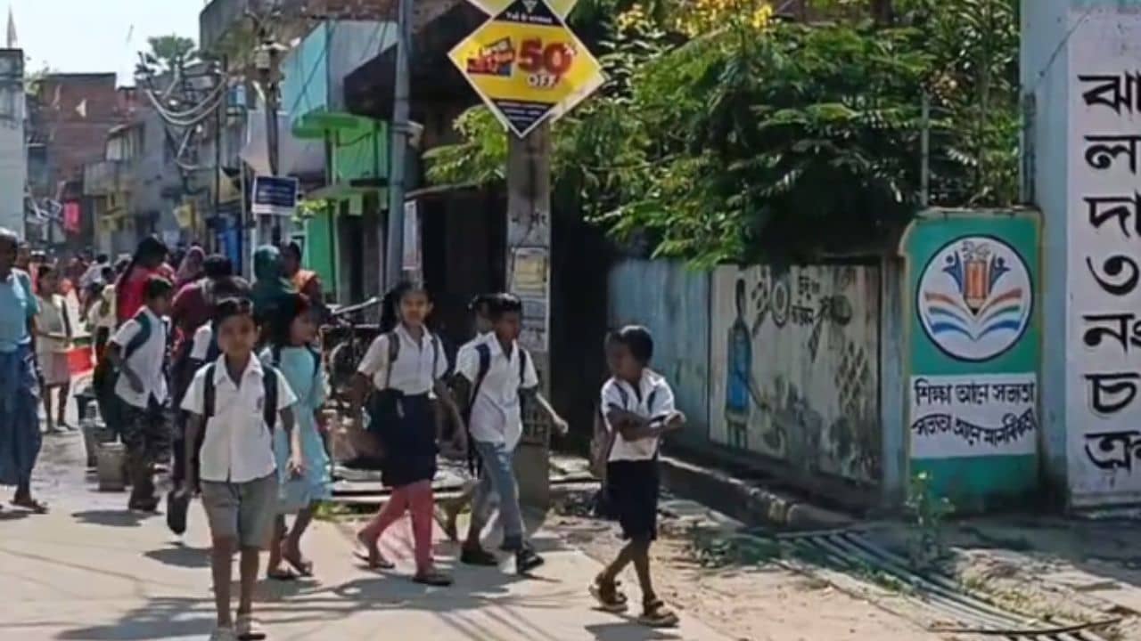 Purulia: সরস্বতী পুজোর জন্য ৮০০০ টাকা চাঁদা! দিতে না পারায় ক্লাবের ছেলেরা উঠিয়ে দিল স্কুল